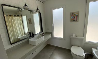 EXCELENTE. GRAN LOTE A LA LAGUNA. MODERNA E IMPECABLE.