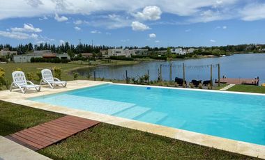 EXCELENTE. GRAN LOTE A LA LAGUNA. MODERNA E IMPECABLE.