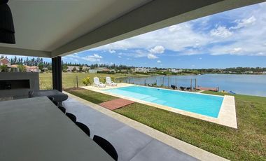 EXCELENTE. GRAN LOTE A LA LAGUNA. MODERNA E IMPECABLE.