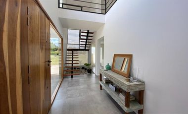 EXCELENTE. GRAN LOTE A LA LAGUNA. MODERNA E IMPECABLE.