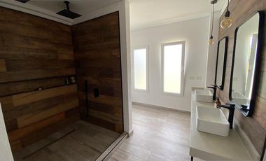 EXCELENTE. GRAN LOTE A LA LAGUNA. MODERNA E IMPECABLE.