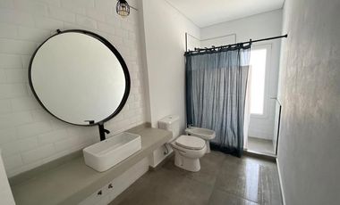 EXCELENTE. GRAN LOTE A LA LAGUNA. MODERNA E IMPECABLE.