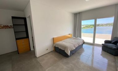 EXCELENTE. GRAN LOTE A LA LAGUNA. MODERNA E IMPECABLE.