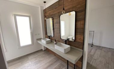 EXCELENTE. GRAN LOTE A LA LAGUNA. MODERNA E IMPECABLE.
