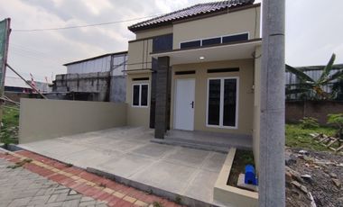 Rumah Baru Dekat Ke Kampus UNS Pesan Bangun 1 dan. Lantai