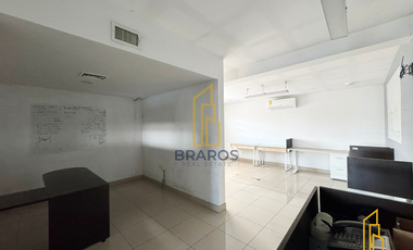 Amplias oficinas en venta