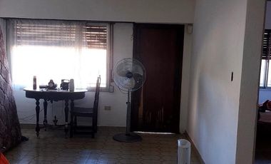 Casa en venta - 3 Dormitorios 2 Baños 4 Cocheras - 500Mts2 - Bernal Oeste