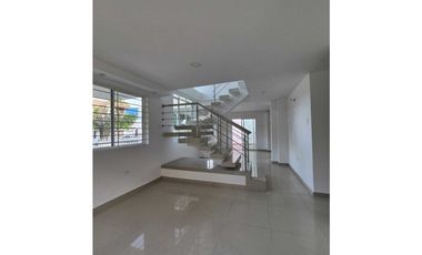 En venta Casa de 2 Niveles en Ciudad jardín - Barranquilla Norte