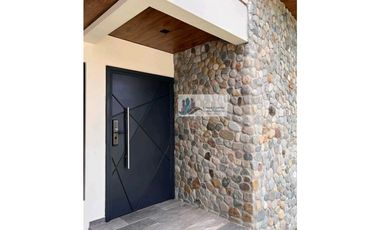 VENTA DE CASA EN ALTO BOQUETE  CUENTA CON 600METROS