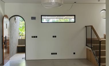 DISEWAKAN RUMAH SIAP HUNI 2 LANTAI DI JLN SUMENEP ANTAPANI BANDUNG