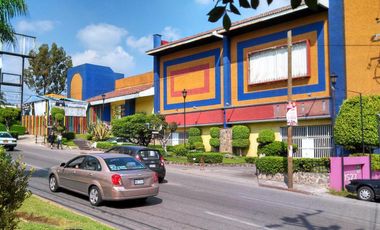 Edificio comercial frente a un Walmart