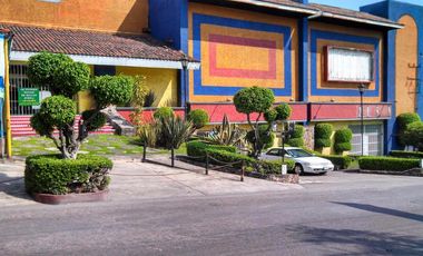 Edificio comercial frente a un Walmart
