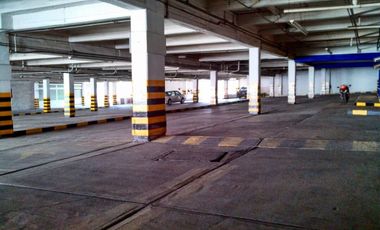 Edificio comercial frente a un Walmart