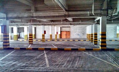 Edificio comercial frente a un Walmart