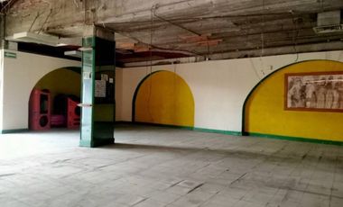 Edificio comercial frente a un Walmart