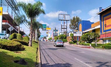 Edificio comercial frente a un Walmart