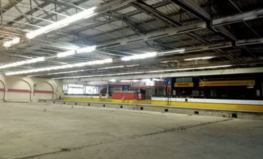Edificio comercial frente a un Walmart