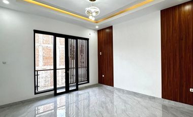 Rumah Modern dengan Rooftop dan Taman dalam Cluster akses utama