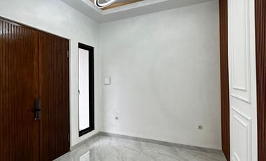 Rumah Modern dengan Rooftop dan Taman dalam Cluster akses utama