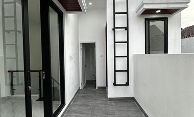 Rumah Modern dengan Rooftop dan Taman dalam Cluster akses utama