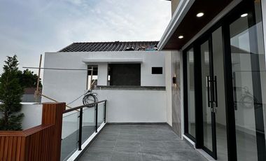 Rumah Modern dengan Rooftop dan Taman dalam Cluster akses utama