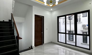 Rumah Modern dengan Rooftop dan Taman dalam Cluster akses utama