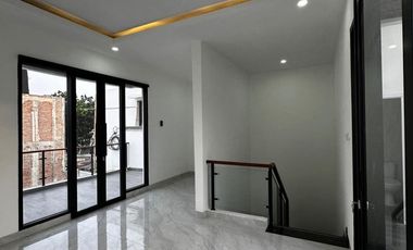 Rumah Modern dengan Rooftop dan Taman dalam Cluster akses utama