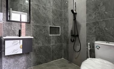 Rumah Modern dengan Rooftop dan Taman dalam Cluster akses utama