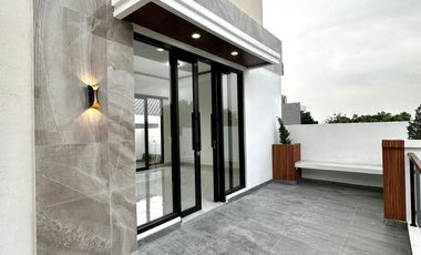 Rumah Modern dengan Rooftop dan Taman dalam Cluster akses utama