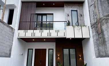 Rumah Modern dengan Rooftop dan Taman dalam Cluster akses utama