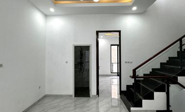 Rumah Modern dengan Rooftop dan Taman dalam Cluster akses utama