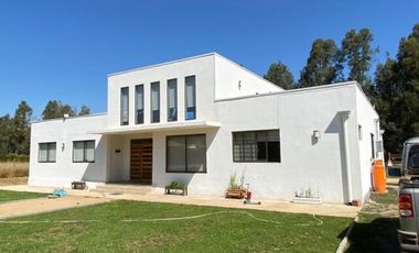 CASA EN PARCELA AMPLITUD, DISEÑO Y ENTORNO NATURAL