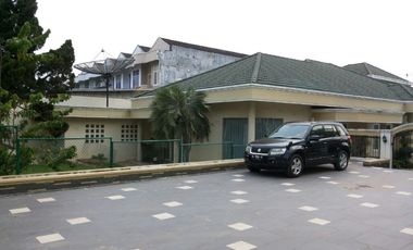 Rumah Kolam Renang dekat Sekolah Kusuma Bangsa