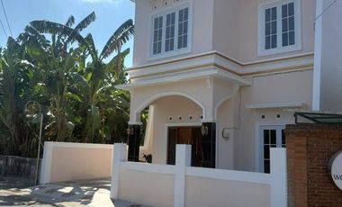 Dijual Rumah Istimewa Gaya Klasik Dekat Pasar Ngipik Banguntapan