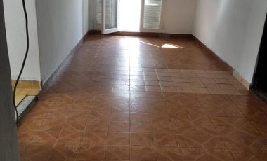Casa con 3 dormitorios, fondo y departamento en primer piso!
