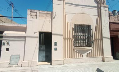 Venta Casa al frente 2 dormitorios patio y terraza