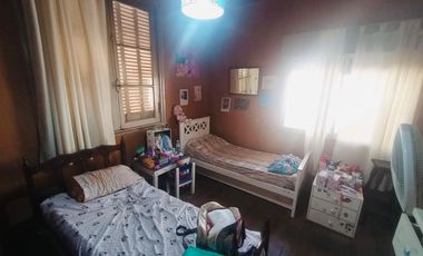 Venta Casa al frente 2 dormitorios patio y terraza