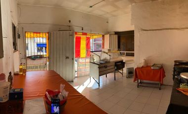 SE VENDE CASA CON LOCALES COMERCIALES