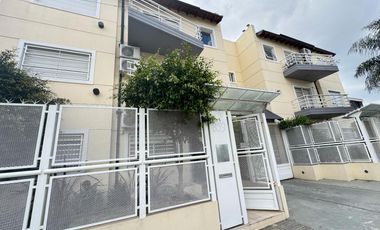 Departamento dos ambientes con cochera en venta