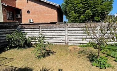 Casa en venta con 3 viviendas, cochera para 4 autos, jardín y quincho con parrilla - Wilde
