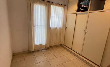 Casa en venta con 3 viviendas, cochera para 4 autos, jardín y quincho con parrilla - Wilde