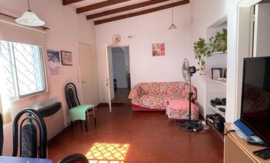 Casa en venta con 3 viviendas, cochera para 4 autos, jardín y quincho con parrilla - Wilde