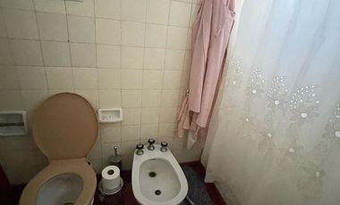 Casa en venta con 3 viviendas, cochera para 4 autos, jardín y quincho con parrilla - Wilde