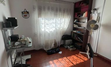 Casa en venta con 3 viviendas, cochera para 4 autos, jardín y quincho con parrilla - Wilde
