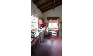 VENTA DOS CASAS SOBRE LOTE DE 1.134M2