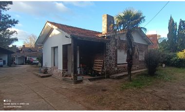 VENTA DOS CASAS SOBRE LOTE DE 1.134M2
