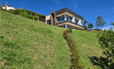 Casa finca en Condominio San Vicente, v sector campo alegre