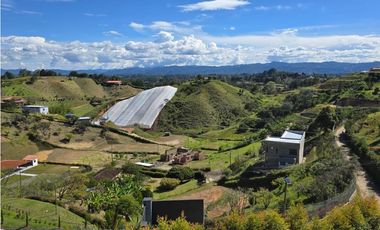 Casa finca en Condominio San Vicente, v sector campo alegre