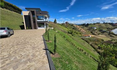 Casa finca en Condominio San Vicente, v sector campo alegre