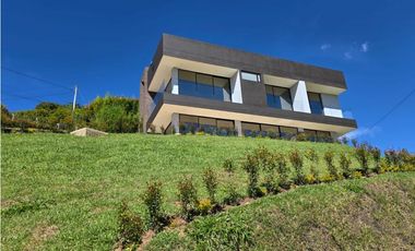 Casa finca en Condominio San Vicente, v sector campo alegre